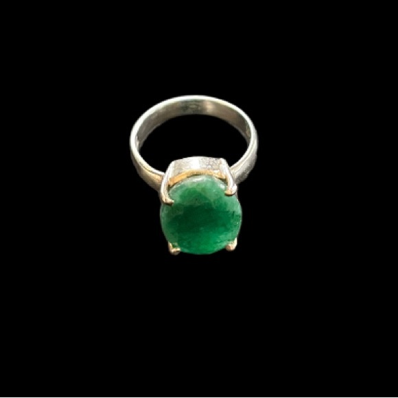 Large oval emerald statement ring set in sterling silver size 7-1/2. - Picture 4 of 8